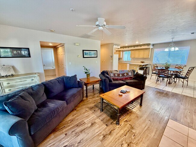 Building Photo - 1845 W Canyon View Dr