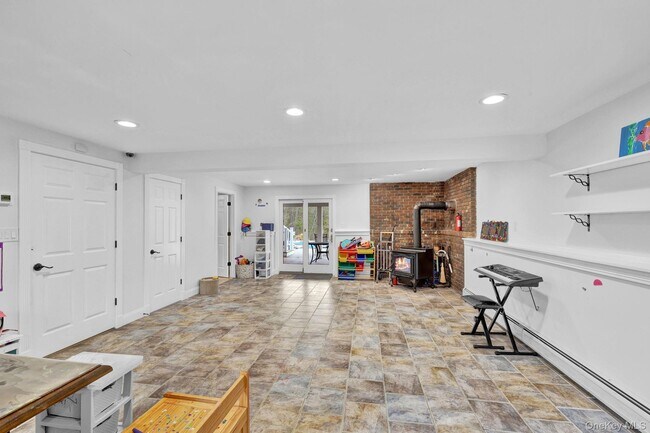 Building Photo - 809 Highland Lake Rd