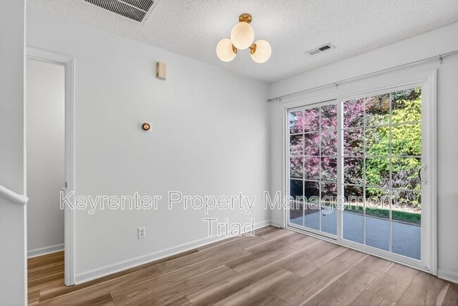 Building Photo - 138 Tannenbaum Cir