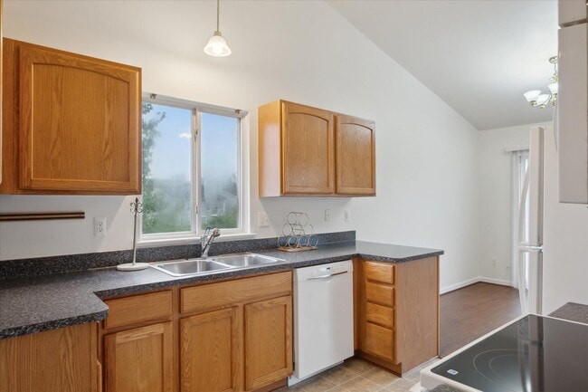 Building Photo - 620 Bristol Dr
