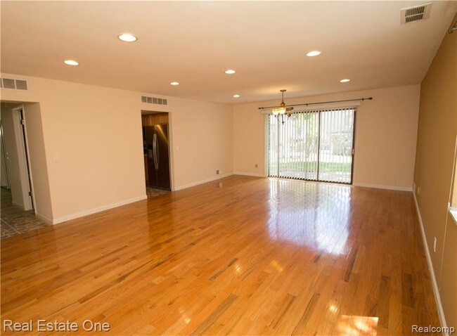 Building Photo - 27081 Farmbrook Villa Dr