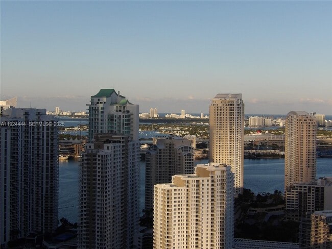 Building Photo - 950 Brickell Bay Dr