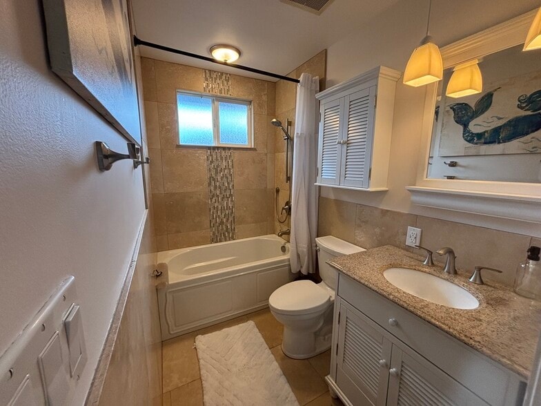 Hall Bath - 4710 Jewel St