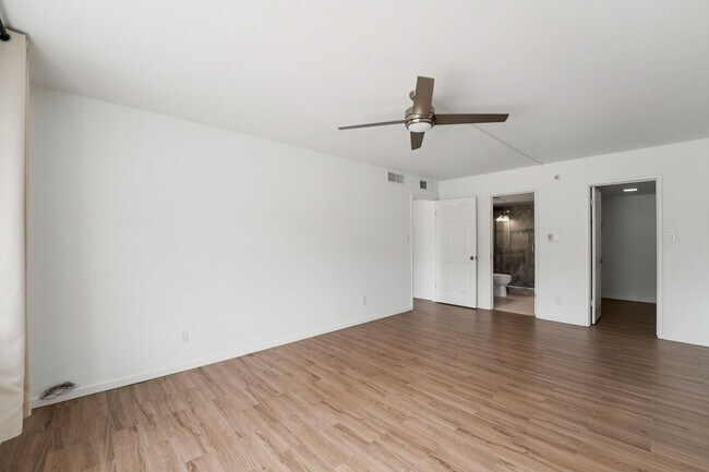 Building Photo - Welcome to this fabulous 2-bedroom, 2-bathroom condo in the heart of South Scottsdale!