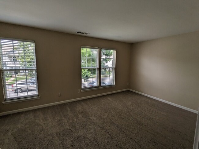 Building Photo - Townhome w/ Easy Access to I485/Shopping/R...