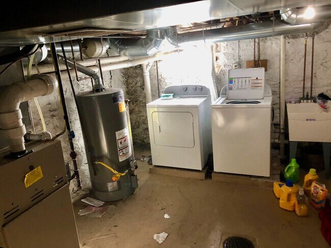 Building Photo - *** Beautiful & Updated Duplex Apartment in Mt. Washington * 1 Block to Grandview Ave * Pet Frien...