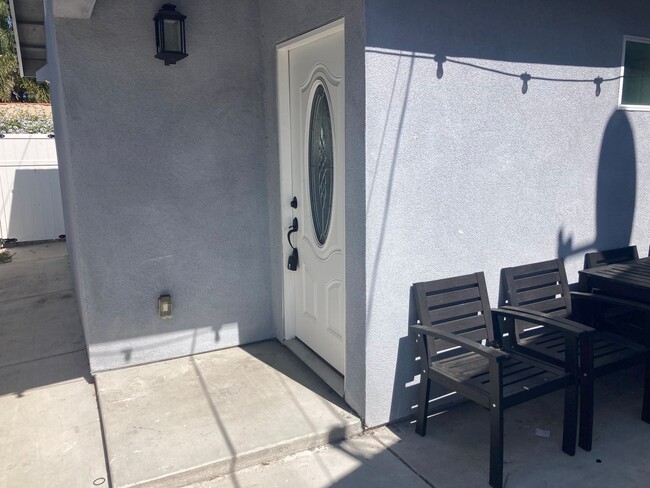 Building Photo - Updated Home in Heart of LA!