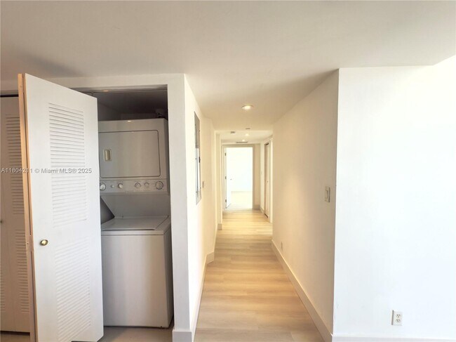 Building Photo - 111 E Flagler St