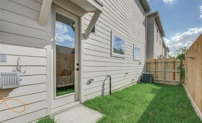 Building Photo - 5823 Highland Sky Ln