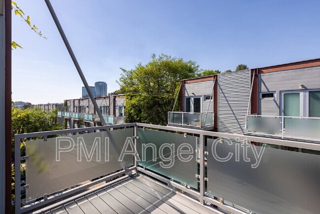Building Photo - 3450 Cahuenga Blvd W