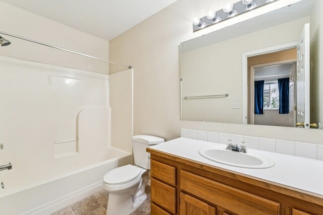 Building Photo - 2036 E Oakridge Ct