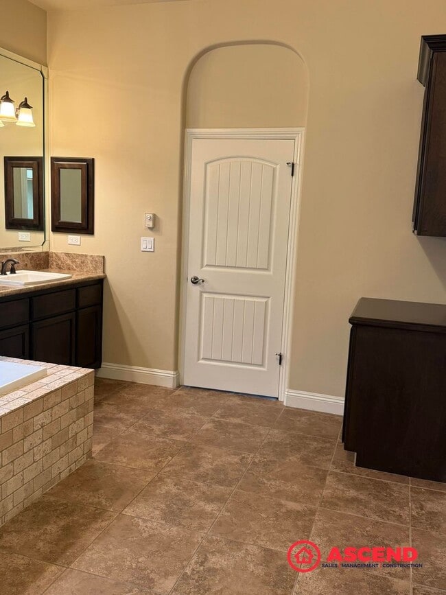 Building Photo - Stunning 4 bedroom + office in Seven Oaks!