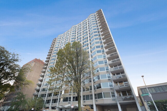 Primary Photo - 555 W Cornelia Ave