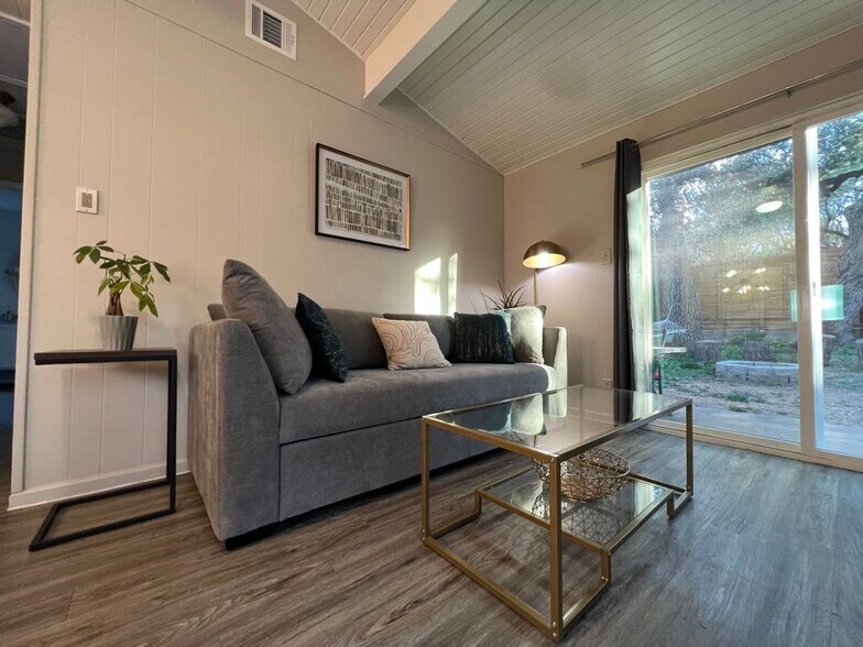 Building Photo - 211 Lessin Ln