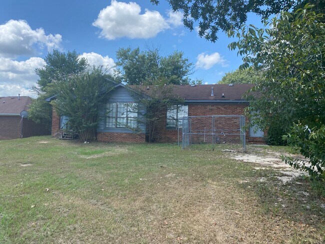 Building Photo - Large three Bedroom Home