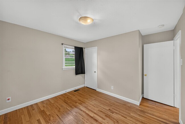 Building Photo - 45 Barton Pl