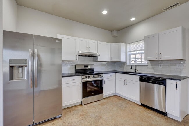 Building Photo - 1003-1005 Orchard St