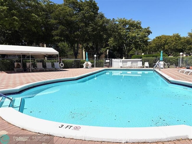 Building Photo - 1055 Country Club Dr
