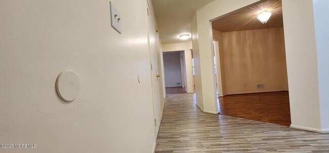 Building Photo - 1 Skylark Ct