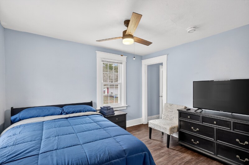 Building Photo - 430 N Linden St