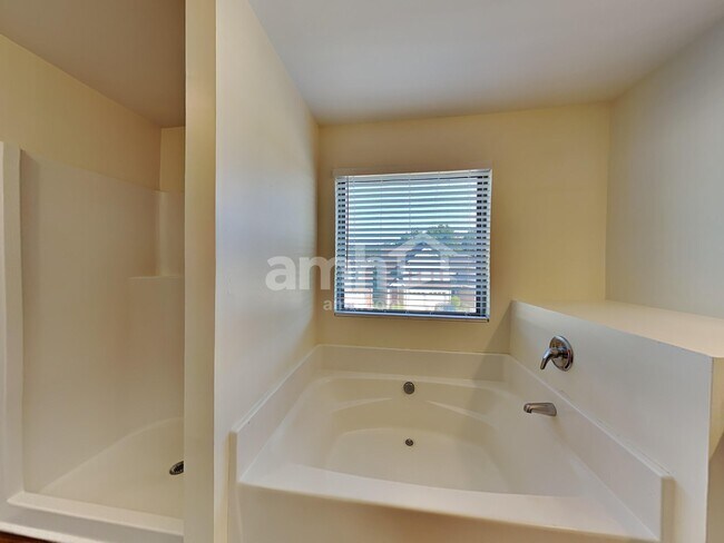 Building Photo - 1240 Faye Ct