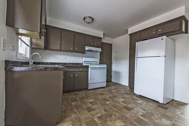 Building Photo - 14123 S Tracy