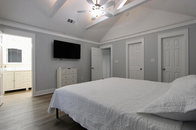 Building Photo - 8 Sally Ln