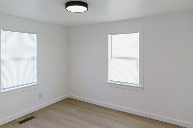 Building Photo - 2412 SE 47th St