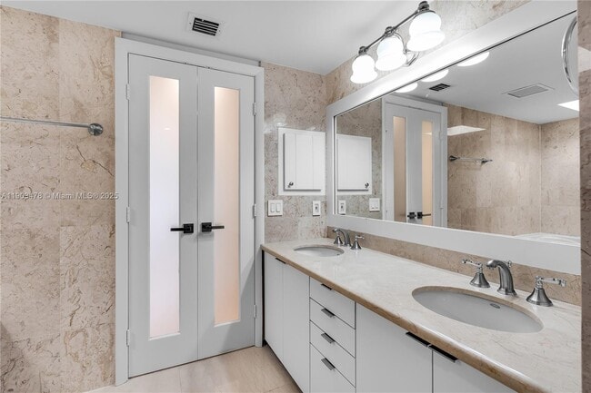 Building Photo - 141 Crandon Blvd