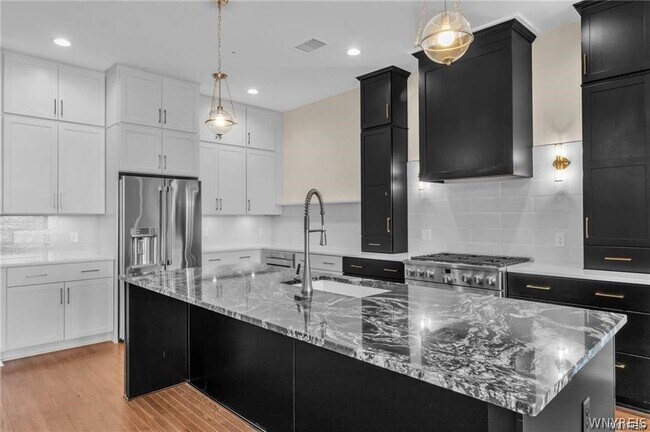 Building Photo - 674 Main St