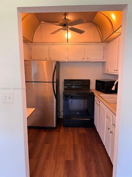 Building Photo - 104 Easthampton E