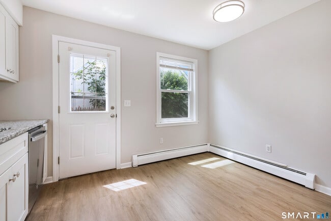 Building Photo - 40 Kingsbury Ln