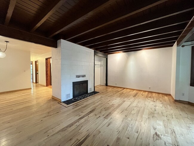 Building Photo - Large NW Portland Home Near Shops & Restaurants with Finished Basement & Bay Windows