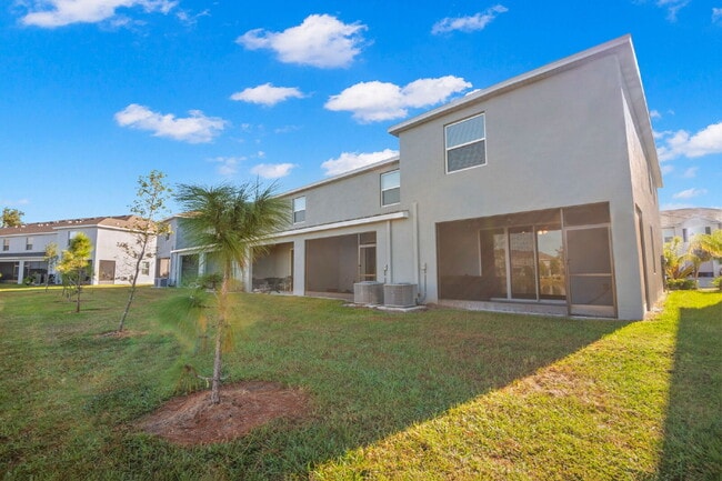Building Photo - "Spacious 3-Bedroom Townhouse Oasis with 2.5 Baths in Serene Apollo Beach!"