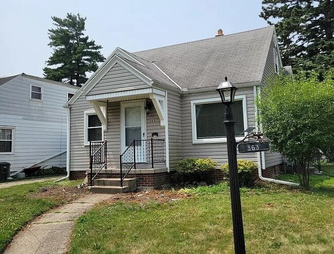 Building Photo - Beautiful Mid-Century home completely updated with two first-floor bedrooms, a spacious second-fl...