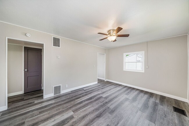 Building Photo - Cute Remodeled Two Bedroom 1 Bathroom Bung...