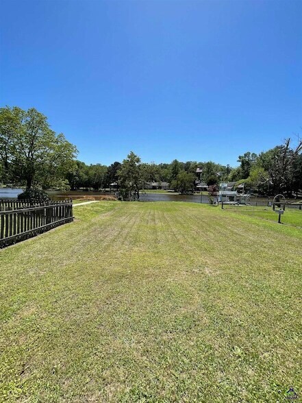 Building Photo - 213 Bayside Dr