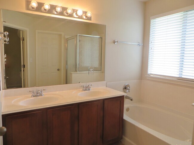Building Photo - 3 Bedroom 2 Bathroom Villages of Berry Cre...
