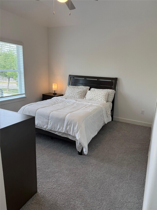 Building Photo - 11621 Waldemar Dr