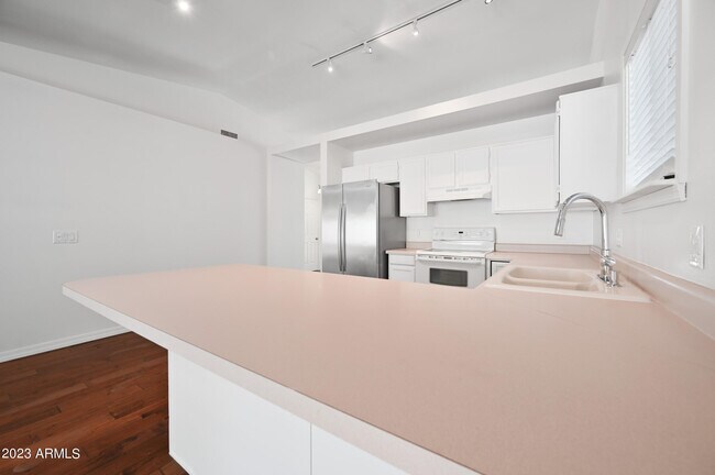 Building Photo - 313 S Ocean Dr