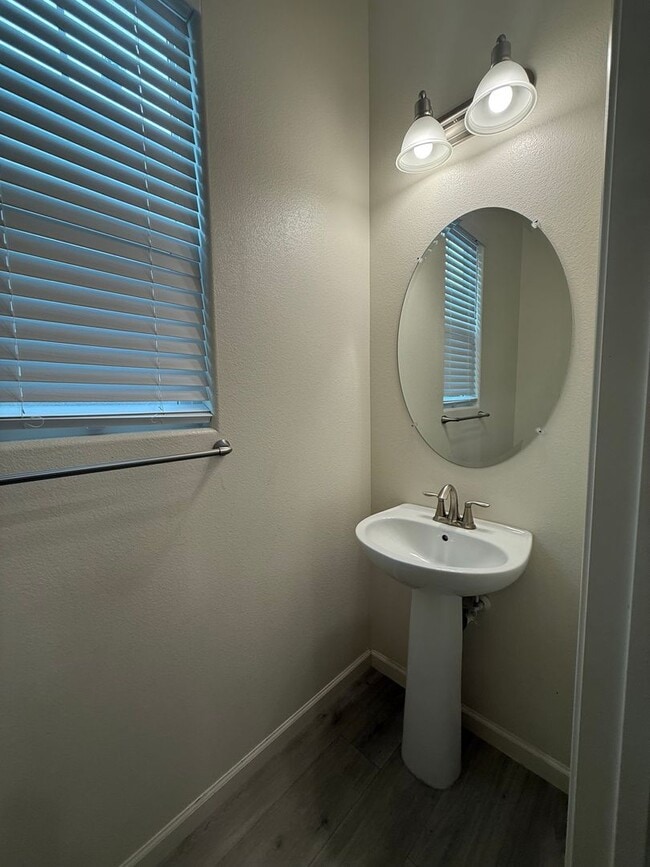 Building Photo - Spacious 3 bed 2.5 bath available in North...