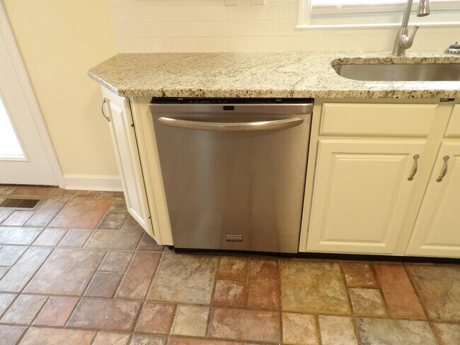 Building Photo - 102 Cedar Dr