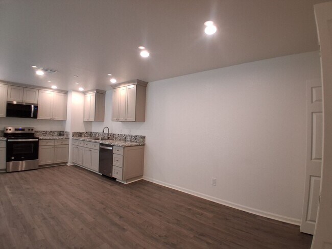 Building Photo - 3016 Lake Park Ct