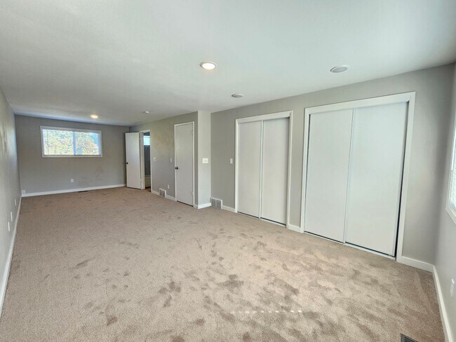 Building Photo - 1721 E 58th Ave