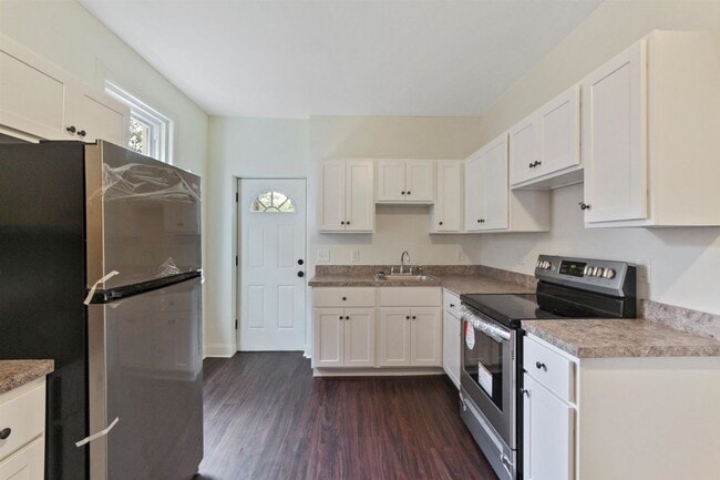 Building Photo - Spacious 5 Bedroom, 2 Bath Home in York City!