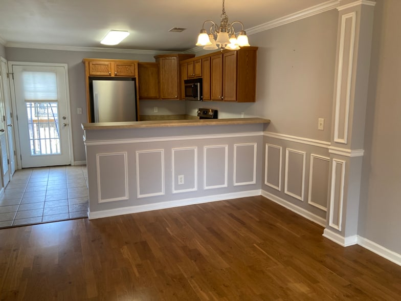 Building Photo - 2305 S Greenwood Dr