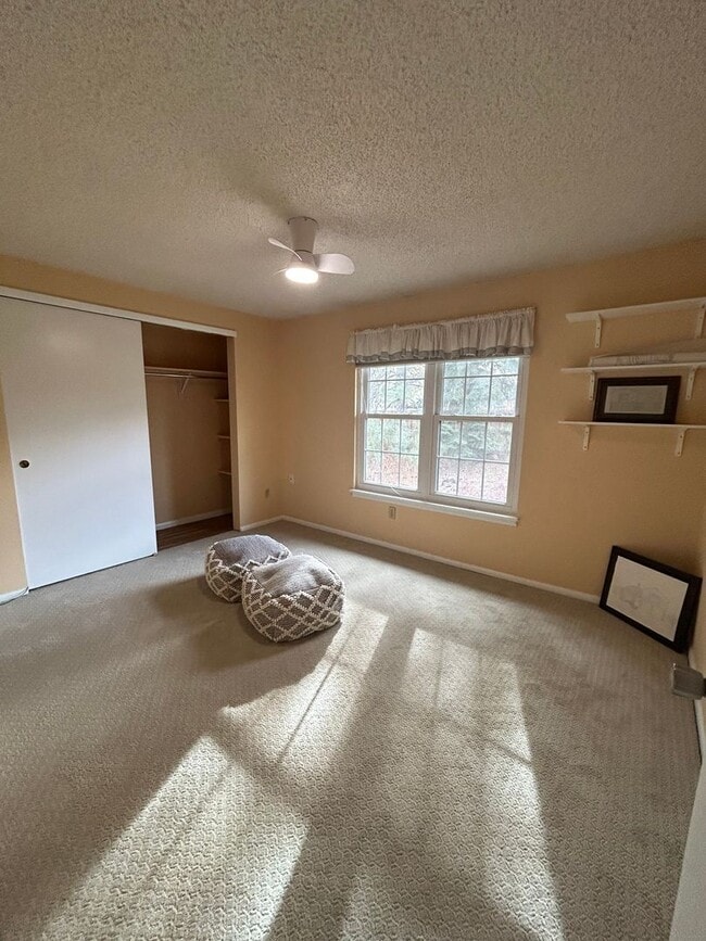 Building Photo - 5 BR/3 1/2 BA in the Desirable Meadowglen Community!!