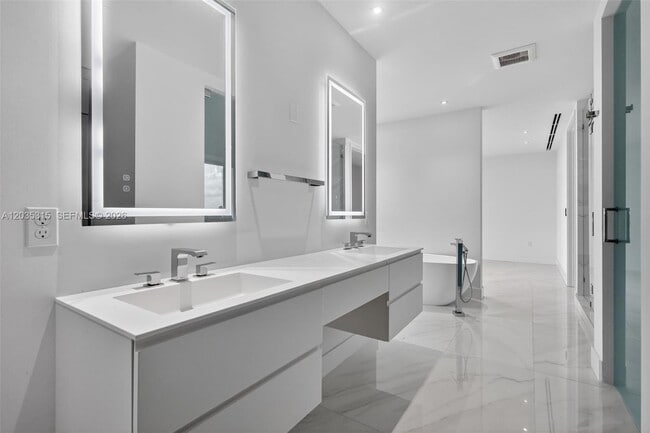 Building Photo - 3750 Yacht Club Dr