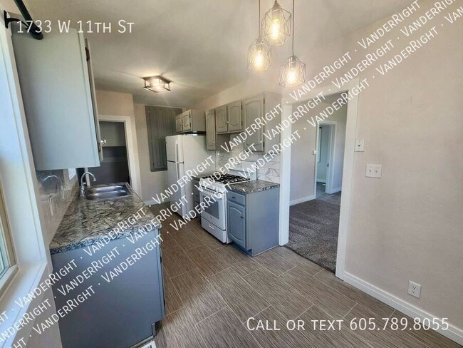 Building Photo - 1733 W 11th St