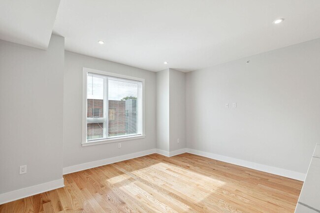 Building Photo - 2425 W Thompson St